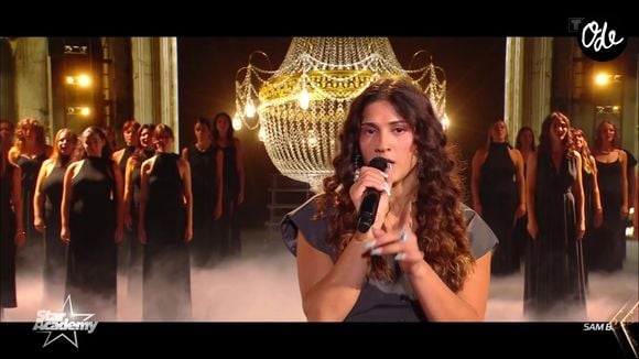 Elle travaille comme barmaid pour subvenir à ses besoins.

Tracy fait partie de la nouvelle promotion de la "Star Academy". Capture d'écran TF1