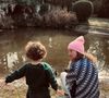 On découvre le fils de Julien Doré en train de taper dans les mains de certains membres de l'équipe, comme pour respecter le rituel avant de monter sur scène

Julien Doré avec son fils, photo publiée sur Instagram.