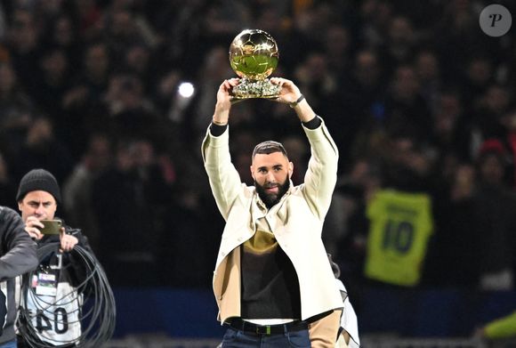 Karim Benzema présente son Ballon d'Or aux supporters lyonnais à la mi-temps du match OL-Nice au Groupama Stadium de Décines-Charpieu, France, le 11 novembre 2022. © Frédéric Chambert/Panoramic/Bestimage