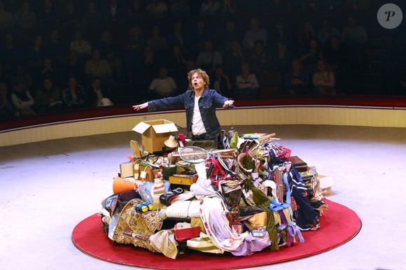 Exclusif - Alex Lutz raconte la vie de son père décédé lors de la Première représentation de son Spectacle « Sexe, grog et rocking chair », au Cirque d'hiver à Paris, France, le 4 Avril 2025.  © Bertrand Rindoff/Bestimage