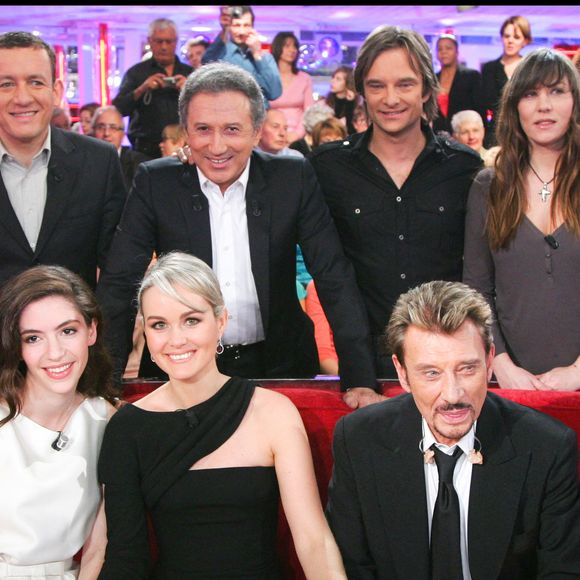 Dany Boon, Yaelle Boon, Michel Drucker, David Hallyday, Mathilde Seigner, Laeticia et Johnny Hallyday sur le plateau de Vivement Dimanche en 2008 - © Guillaume Gaffiot/Bestimage