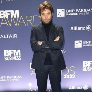 Malgré son ascension rapide et saluée, sa mère avait pourtant imaginé pour lui une carrière bien différente. 

Benjamin Duhamel - 19ème édition des "BFM Awards" à la Pyramide du Louvre à Paris le 5 décembre 2023.  

© Coadic Guirec/Bestimage