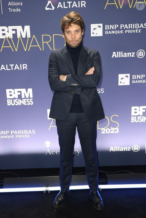 Malgré son ascension rapide et saluée, sa mère avait pourtant imaginé pour lui une carrière bien différente. 

Benjamin Duhamel - 19ème édition des "BFM Awards" à la Pyramide du Louvre à Paris le 5 décembre 2023.  

© Coadic Guirec/Bestimage