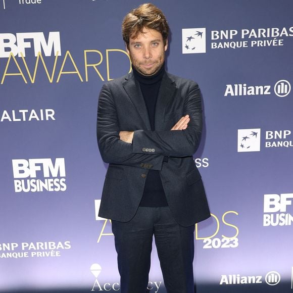 Malgré son ascension rapide et saluée, sa mère avait pourtant imaginé pour lui une carrière bien différente. 

Benjamin Duhamel - 19ème édition des "BFM Awards" à la Pyramide du Louvre à Paris le 5 décembre 2023.  

© Coadic Guirec/Bestimage