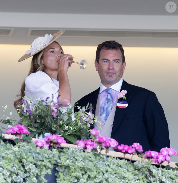 A Royal Ascot ce 17 juin, Peter Phillips était au côté de sa compagne Harriet Sperling

17 juin 2025.

La semaine annuelle du Royal Ascot débute aujourd'hui à l'hippodrome d'Ascot, dans le Berkshire, au Royaume-Uni. Cinq jours de royauté, de célébrités et de mode.
GOFF INF / BESTIMAGE
Ici, Peter Phillips et sa petite amie, Harriet Sperling