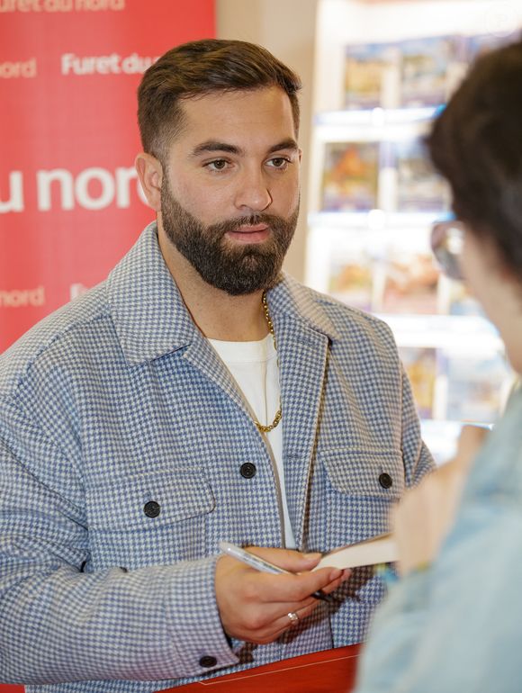 Exclusif - Le chanteur Kendji Girac en séance de dédicaces pour son autobiographie Mi vida à la Librairie du Furet du Nord à Lille, France, le 1er octobre 2025. © Stephane Vansteenkiste/Bestimage
