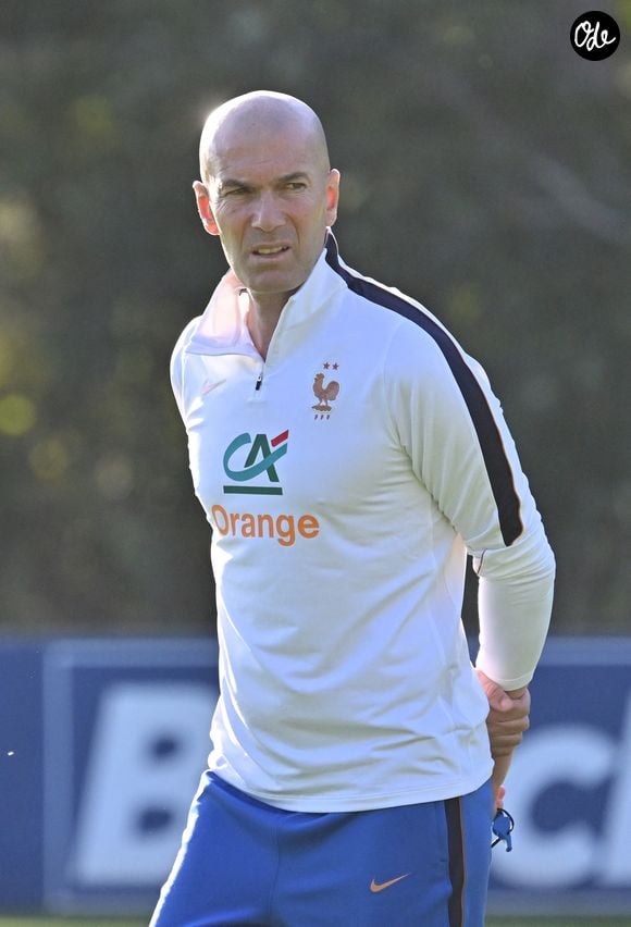 Zinedine Zidane - Entraînement de l'équipe de France en préparation de la Ligue des nations de l'UEFA 2026 au Centre national de Clairefontaine le 21 septembre 2026. © Christian Liewig/Bestimage
