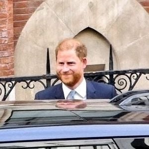 Le prince Harry, qui aurait dû se trouver en Californie, a finalement quitté le continent pour un voyage surprise en Chine.

Le prince Harry photographié quittant le tribunal de Londres, en avril 2025.

Photo : Backgrid UK / Bestimage