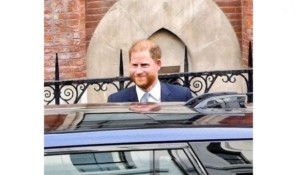 Le prince Harry, qui aurait dû se trouver en Californie, a finalement quitté le continent pour un voyage surprise en Chine.

Le prince Harry photographié quittant le tribunal de Londres, en avril 2025.

Photo : Backgrid UK / Bestimage