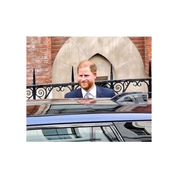 Le prince Harry, qui aurait dû se trouver en Californie, a finalement quitté le continent pour un voyage surprise en Chine.

Le prince Harry photographié quittant le tribunal de Londres, en avril 2025.

Photo : Backgrid UK / Bestimage