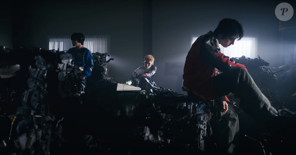 Il est membre du groupe de K-pop Just B.


Capture d'écran du clip Chest de Just B