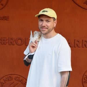 Il ne veut notamment pas que sa fille soit exposée trop tôt aux écrans.

Quentin Mosimann au village lors des Internationaux de France de Tennis de Roland Garros 2026. Paris, le 27 mai 2026. © Jacovides-Moreau / Bestimage