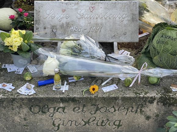 Illustration de la tombe de Serge Gainsbourg au cimetière du Montparnasse dans le 14ème arrondissement de Paris lors du 30ème anniversaire de sa mort, à Paris, France, le 2 mars 2021. © Christophe Clovis/Bestimage