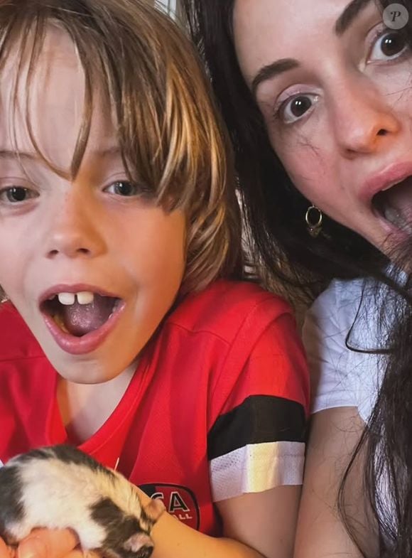 "Un de mes jours préférés de l'année ! (...). Dev est merveilleux, brillant, magnifique et gentil", a légendé la mère de famille, tout en relayant de rares clichés de ses deux hommes.