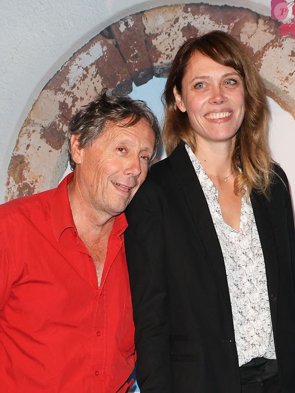 Antoine de Maximy et sa compagne Magalie Benet - Soirée de gala pour la première de la comédie musicale "Mamma Mia ! Le Musical" au Casino de Paris le 26 octobre 2023. © Coadic Guirec/Bestimage