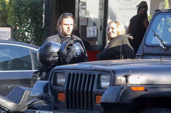 Prince Jackson et sa compagne Molly Schirmang font une pause café lors d'une balade en Harley-Davidson à Malibu le 25 septembre 2022.

Backgrid USA / Bestimage
