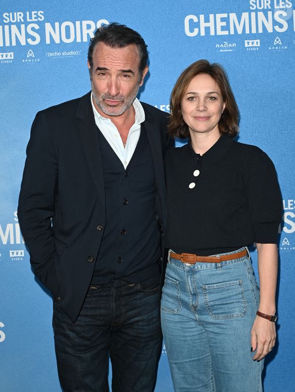 Une jolie surprise en direct qui n'a pas manqué de faire rougir le comédien pendant que son épouse brillait sur scène de son côté.

Jean Dujardin et sa femme Nathalie Péchalat - Avant-première du film "Sur les chemins noirs" au cinéma UGC Normandie à Paris le 13 mars 2023. © Coadic Guirec/Bestimage