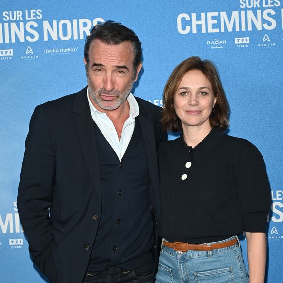 Une jolie surprise en direct qui n'a pas manqué de faire rougir le comédien pendant que son épouse brillait sur scène de son côté.

Jean Dujardin et sa femme Nathalie Péchalat - Avant-première du film "Sur les chemins noirs" au cinéma UGC Normandie à Paris le 13 mars 2023. © Coadic Guirec/Bestimage