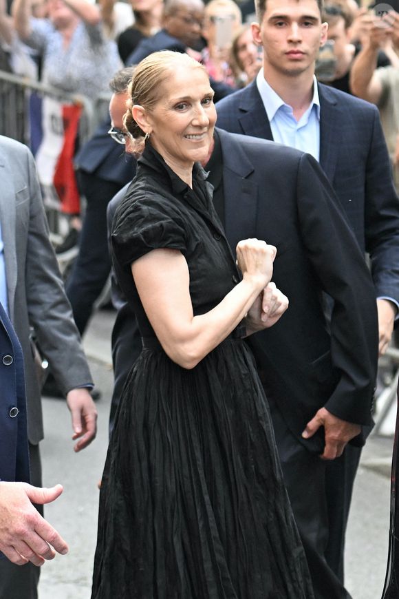Céline Dion à la sortie de l'hôtel Royal Monceau à Paris avant l'ouverture des Jeux Olympiques (JO) de Paris 2024, à Paris, France, le 24 juillet 2024. Agence/Bestimage