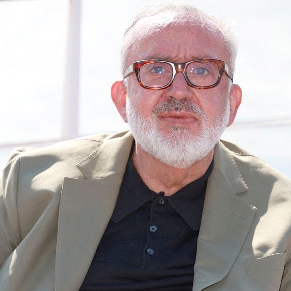 Selon elle, la capitale est loin d'être adaptée : "Quand on habite à Paris, comme nous, il y a 98 % des immeubles qui sont haussmaniens, il y a toujours une marche avant."

Dominique Farrugia de la série Rien ne t'efface La 8ème édition du festival CANNESERIES à Cannes lundi 28 avril 2025. © Christophe Aubert via Bestimage