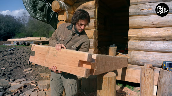 Vianney en pleine construction de sa cabane