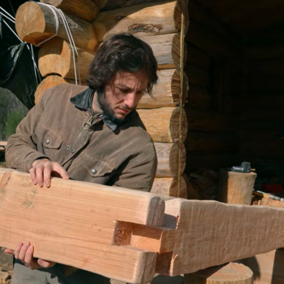 Vianney en pleine construction de sa cabane