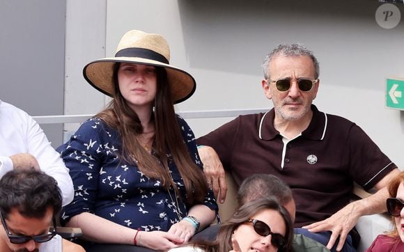 Elie Semoun et sa compagne Aude (enceinte) dans les tribunes lors des Internationaux de France de Tennis de Roland Garros 2025. Paris, le 1er Juin 2025. © Dominique Jacovides/Bestimage