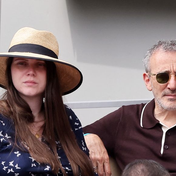 Elie Semoun et sa compagne Aude (enceinte) dans les tribunes lors des Internationaux de France de Tennis de Roland Garros 2025. Paris, le 1er Juin 2025. © Dominique Jacovides/Bestimage