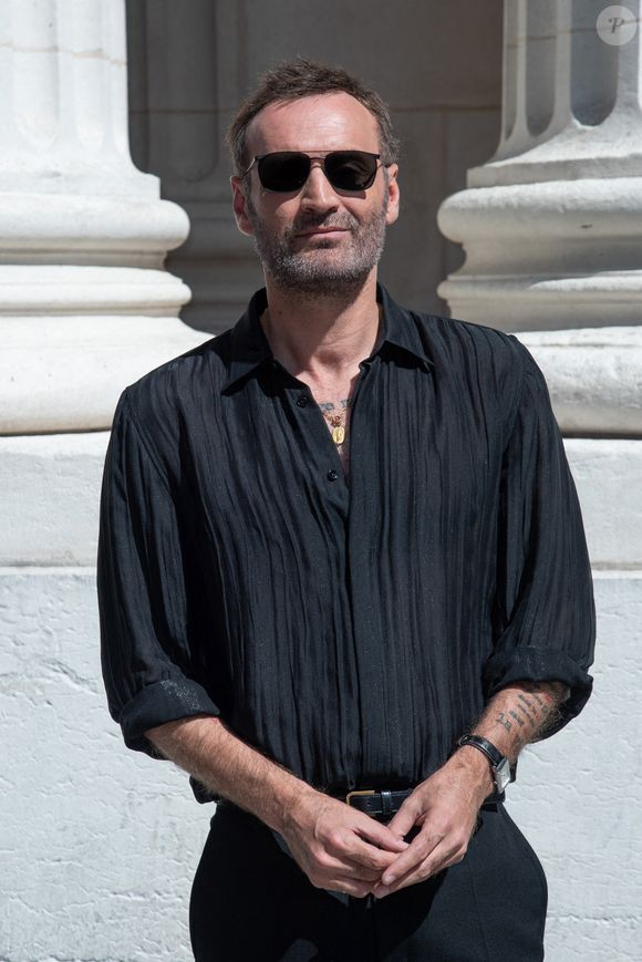 Augustin Trapenard au défilé Yves Saint Laurent à Paris, France, le 24 juin 2025. Photo by Aurore Marechal/ABACAPRESS.COM