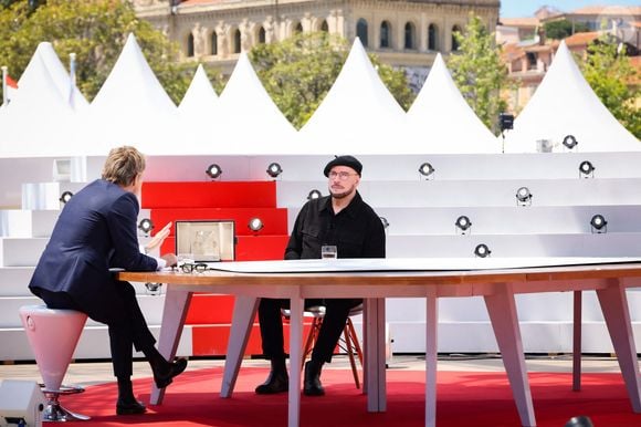 Exclusif - Laurent Delahousse, John Travolta lors de l'enregistrement du 20h30 Le Dimanche, présenté par L.Delahousse pendant du 79ème Festival International du Film de Cannes, France, le 16 mai 2026. © Jack Tribeca/Bestimage