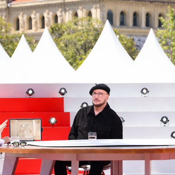 Exclusif - Laurent Delahousse, John Travolta lors de l'enregistrement du 20h30 Le Dimanche, présenté par L.Delahousse pendant du 79ème Festival International du Film de Cannes, France, le 16 mai 2026. © Jack Tribeca/Bestimage