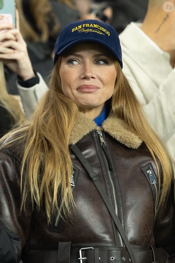 Amandine Petit (miss France 2021) - Célébrités dans les tribunes lors du match de Ligue des Champions entre le Paris Saint Germain contre Tottenham Hotspur Football Club (5-3) au Parc des Princes à Paris le 26 novembre 2025. © Cyril Moreau/Bestimage