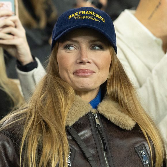 Amandine Petit (miss France 2021) - Célébrités dans les tribunes lors du match de Ligue des Champions entre le Paris Saint Germain contre Tottenham Hotspur Football Club (5-3) au Parc des Princes à Paris le 26 novembre 2025. © Cyril Moreau/Bestimage