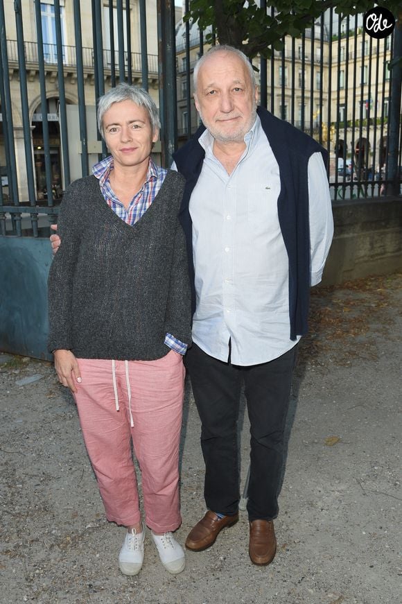François Berléand et sa compagne Alexia Stresi - Soirée d'inauguration de la 35ème fête foraine des Tuileries au Jardin des Tuileries à Paris, le 22 juin 2018. 

© Coadic Guirec/Baldini/Bestimage