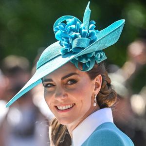 Chaque année, cet instant où la famille royale d'Angleterre apparaît au balcon de Buckingham Palace est attendu et scruté à travers le monde. 

Catherine (Kate) Middleton, princesse de Galles, - Les membres de la famille royale britannique arrivent à Buckingham Palace pour la cérémonie Trooping the Colour à Londres, le 14 juin 2025. Affecté par le crash du Boeing 787 Dreamliner à Ahmedabad du 12 juin, le souverain et les officiels porteront un brassard noir en hommage aux plus de 270 victimes. Bon nombre d'elles étaient des ressortissants britanniques.
© Backgrid / Bestimage