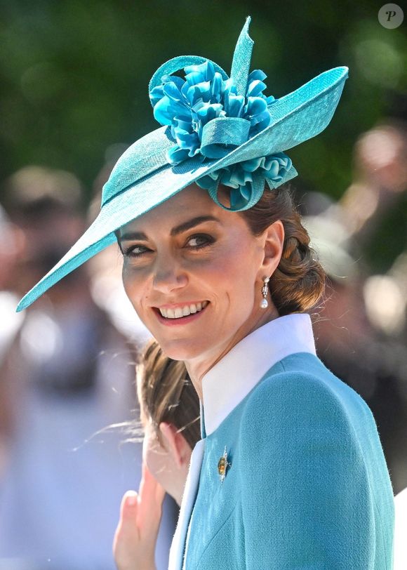 Chaque année, cet instant où la famille royale d'Angleterre apparaît au balcon de Buckingham Palace est attendu et scruté à travers le monde. 

Catherine (Kate) Middleton, princesse de Galles, - Les membres de la famille royale britannique arrivent à Buckingham Palace pour la cérémonie Trooping the Colour à Londres, le 14 juin 2025. Affecté par le crash du Boeing 787 Dreamliner à Ahmedabad du 12 juin, le souverain et les officiels porteront un brassard noir en hommage aux plus de 270 victimes. Bon nombre d'elles étaient des ressortissants britanniques.
© Backgrid / Bestimage