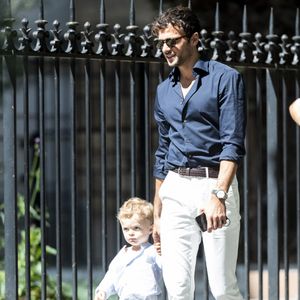 "J'adore mettre des buts et faire des passes et défendre", confie-t-il, un brin gêné par l'objectif qui le filme. Et d'ajouter : "Mon moment préféré à l'entraînement c'est lorsqu'on dispute des matchs. Quand je mets un but, je me sens heureux, que je peux gagner le match". 

Hugo Philip et son fils Marlon - Caroline Receveur et Hugo Philip arrivent à la Mairie du 16ème arrondissement à Paris pour leur mariage, le 11 juillet 2020.
Veuillez flouter le visage des enfants avant publication