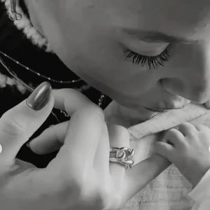 Et de compléter :  Toi, petit trésor, sache que ta tata t’aime déjà d’un amour immense. Je te promets d’être toujours là, pour te protéger, te chatouiller jusqu’à en pleurer de rire, te couvrir quand tu feras des bêtises (...). t’offrir les cadeaux inutiles où tes parents me détesterons et surtout t’aimer sans mesure". 

Amandine Petit immortalisée avec son neveu ce mercredi 29 octobre 2025. (Capture d'écran Instagram)