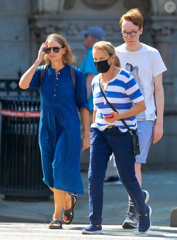 Exclusif - Jodie Foster se rend à la poste avec son fils Kit à New York le 25 août 2021. The ImageDirect / Bestimage