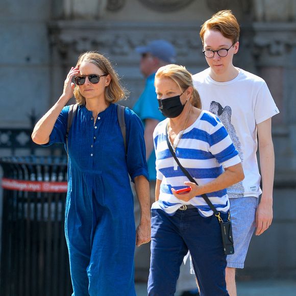 Exclusif - Jodie Foster se rend à la poste avec son fils Kit à New York le 25 août 2021. The ImageDirect / Bestimage