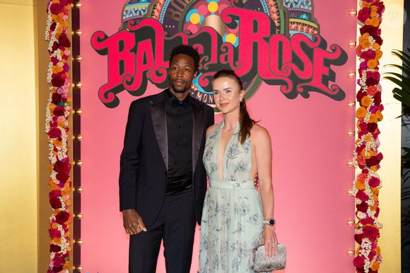 De la traîne en tulle d’Elina au costume de Gaël, cette touche de couleur unique avait fait sensation lors de leurs photos officielles.

Gaël Monfils et sa femme Elina Svitolina - Arrivées des invités au Bal de la Rose 2023 sur le thème "Bollywood" à la salle des étoiles à Monaco le 25 mars 2023.

© Olivier Huitel / Pool / Bestimage