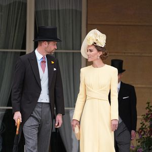 Le Prince et la Princesse de Galles se tiennent en haut des marches du jardin avant le début d'une fête royale au palais de Buckingham, à Londres. ©Aaron Chown/PA Wire
