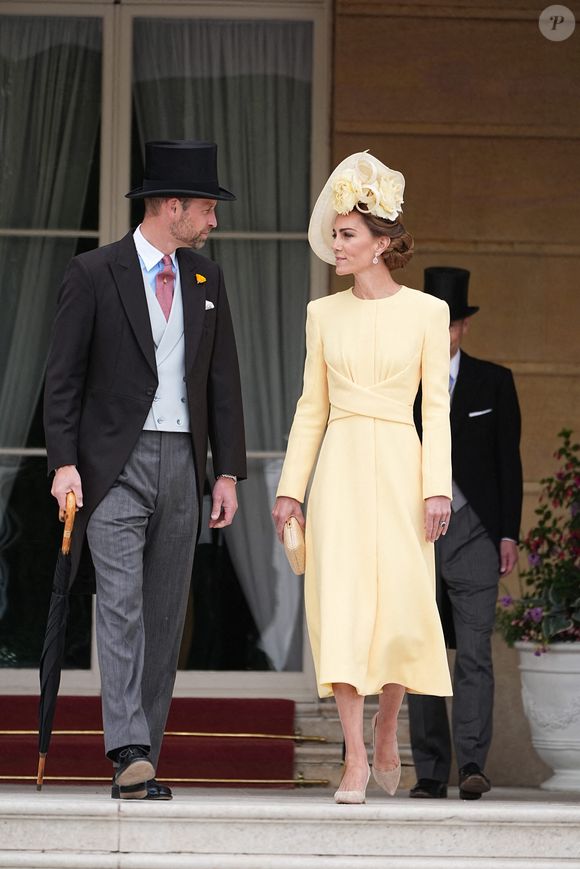 Le Prince et la Princesse de Galles se tiennent en haut des marches du jardin avant le début d'une fête royale au palais de Buckingham, à Londres. ©Aaron Chown/PA Wire