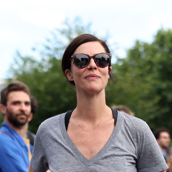 Anna Mouglalis lors d'un rassemblement de protestation contre le parti d'extrême droite français, le Rassemblement national (RN), lancé à l'initiative d'organisations de médias indépendants et co-organisé par des syndicats et des associations de la société civile, place de la République, Paris, France, le 27 juin 2024. © Stéphane Lemouton / Bestimage