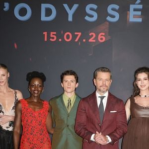 Actuellement à l'affiche du nouveau volet de "Spider-Man" et du dernier long-métrage événement de Christopher Nolan, "L'Odyssée", l'acteur britannique affiche une musculature athlétique

John Leguizamo, Charlize Theron, Lupita Nyong'o, Tom Holland, Matt Damon, Anne Hathaway enceinte et Zendaya - Photocall du Film "L'Odyssée" au Grand Rex à Paris le 8 juillet 2026. © Coadic Guirec/Bestimage