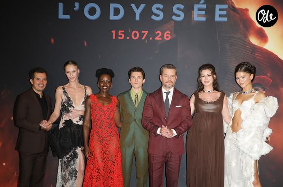 Actuellement à l'affiche du nouveau volet de "Spider-Man" et du dernier long-métrage événement de Christopher Nolan, "L'Odyssée", l'acteur britannique affiche une musculature athlétique

John Leguizamo, Charlize Theron, Lupita Nyong'o, Tom Holland, Matt Damon, Anne Hathaway enceinte et Zendaya - Photocall du Film "L'Odyssée" au Grand Rex à Paris le 8 juillet 2026. © Coadic Guirec/Bestimage