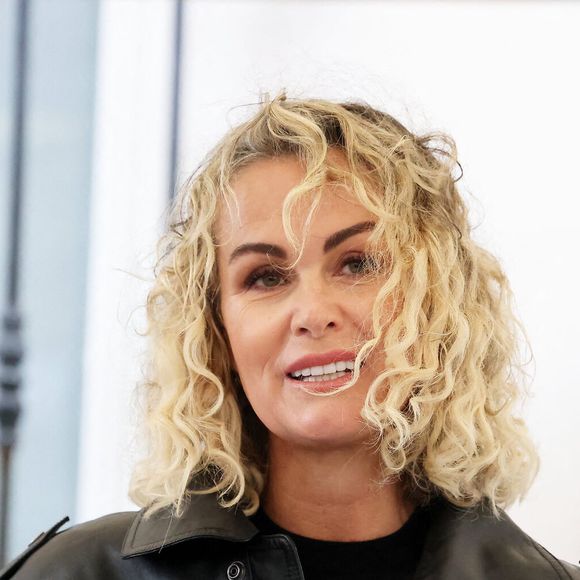 Laeticia Hallyday lors de l'inauguration d'une plaque commémorative en hommage à Johnny Hallyday devant l'immeuble où le chanteur français a grandi dans le 9ème arrondissement de Paris, France, le 22 décembre 2023. Décédé en 2017, Johnny Hallyday fut pendant un demi-siècle l’incarnation du rock à la française. D’origine belge et né sous le nom de Jean-Philippe Smet, il naquit et passa une très grande partie de sa vie à Paris. Fière de cet héritage musical qu’il lui laissa, la Ville de Paris avait entrepris un premier hommage à l’artiste en donnant le nom de Johnny Hallyday à l’esplanade situé devant la salle de spectacle qu’il avait tant fait vibrer par le passé. Dans la continuité de ce premier hommage, la ville de Paris a souhaité à nouveau honorer la mémoire de ce natif de la capitale et une plaque commémorative est dévoilée devant l’immeuble dans lequel il grandit au 13 rue de la Tour des Dames dans le 9ème arrondissement. © Dominique Jacovides/Bestimage