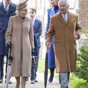 La reine Camilla, qui souffre des suites d'une infection pulmonaire, a dû renoncer à assister à cette cérémonie d'accueil 


Catherine (Kate) Middleton, princesse de Galles,Le roi Charles III d'Angleterre et Camilla Parker Bowles, reine consort d'Angleterre, - Members of the Royal Family attend Christmas Day service at St Mary Magdalene Church in Sandringham, Norfolk