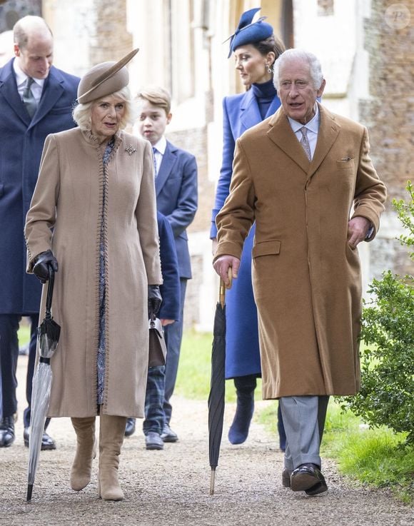 La reine Camilla, qui souffre des suites d'une infection pulmonaire, a dû renoncer à assister à cette cérémonie d'accueil 


Catherine (Kate) Middleton, princesse de Galles,Le roi Charles III d'Angleterre et Camilla Parker Bowles, reine consort d'Angleterre, - Members of the Royal Family attend Christmas Day service at St Mary Magdalene Church in Sandringham, Norfolk