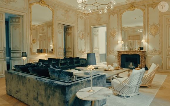 Ancienne propriété de la famille Grimaldi, ce bien discret de l’extérieur dévoile près de 500 m² et un vaste jardin, à deux pas des Champs-Élysées. 

Capture d'écran TMC